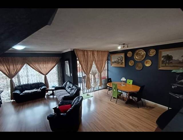 3 BEDROOM TOWNHOUSE FOR SALE IN FLORA GARDENS